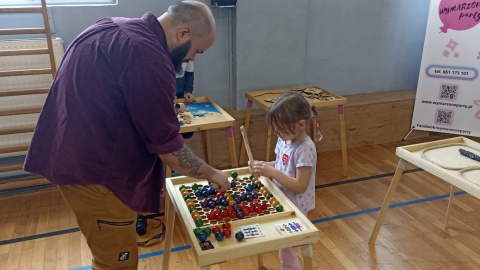 W hali sportowej X Liceum Ogólnokształcącego odbywał się rodzinny piknik z atrakcjami dla dzieci/fot. Monika Kaczyńska