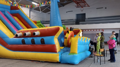 W hali sportowej X Liceum Ogólnokształcącego odbywał się rodzinny piknik z atrakcjami dla dzieci/fot. Monika Kaczyńska