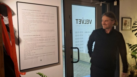 Artur Maćkowiak odsłania tablicę/fot. Bogumiła Wresiło