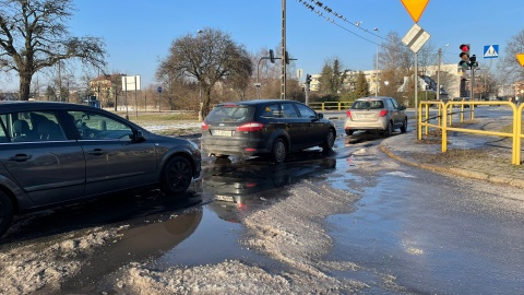 Awaria wodociągowa w pobliżu targowiska na bydgoskim Szwederowie/fot. Natasza Trzebuchowska