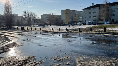 Awaria wodociągowa w pobliżu targowiska na bydgoskim Szwederowie/fot. Natasza Trzebuchowska