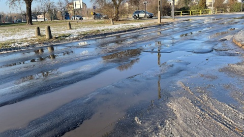 Awaria wodociągowa w pobliżu targowiska na bydgoskim Szwederowie/fot. Natasza Trzebuchowska