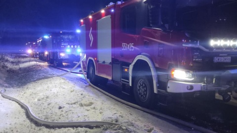 Ogień pojawił się w środę (21.01.) po godz. 18 w domu w miejscowości Niedźwiedź. / Fot. Nadesłane