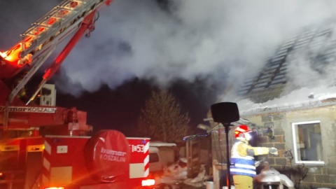 Ogień pojawił się w środę (21.01.) po godz. 18 w domu w miejscowości Niedźwiedź. / Fot. Nadesłane