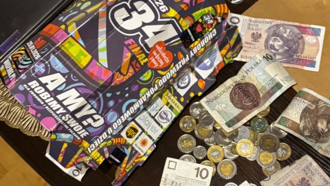 Podczas zatrzymania policjanci odzyskali puszkę WOŚP wraz z pieniędzmi zebranymi przez wolontariusza/fot. KMP Grudziądz