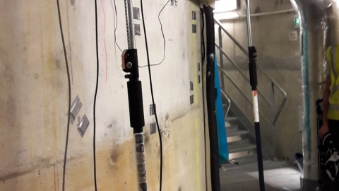 Badania z wykorzystaniem bezkontaktowych technik ultradźwiękowych ramach projektu ANR ENDE Vercors na makiecie reaktora jądrowego wykonanego w skali 1/3 w ośrodku badawczo -rozwojowym firmy EDF. / Fot. Radosław Drelich