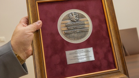 Tak z bliska prezentuje się Medal Marszałka Województwa Unitas Durat Palatinatus Cuiaviano-Pomeraniensis. / Fot. Mikołaj Kuras dla K-PUM