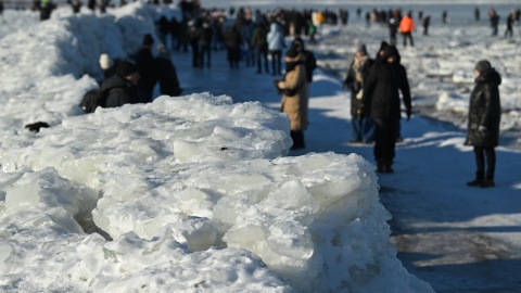 Torosy na plaży w Mikoszewie. Lodowe góry powstają, gdy pokrywająca morze kra zaczyna pękać, a podmuchy silnego wiatru nanoszą ją na ląd/fot. PAP/Adam Warżawa