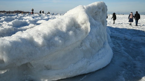 Torosy na plaży w Mikoszewie. Lodowe góry powstają, gdy pokrywająca morze kra zaczyna pękać, a podmuchy silnego wiatru nanoszą ją na ląd/fot. PAP/Adam Warżawa