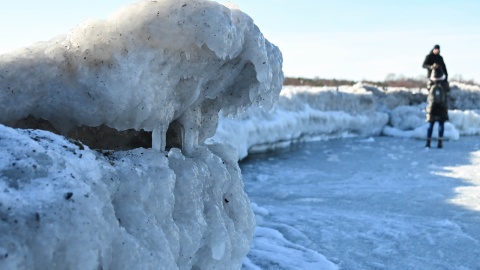 Torosy na plaży w Mikoszewie. Lodowe góry powstają, gdy pokrywająca morze kra zaczyna pękać, a podmuchy silnego wiatru nanoszą ją na ląd/fot. PAP/Adam Warżawa