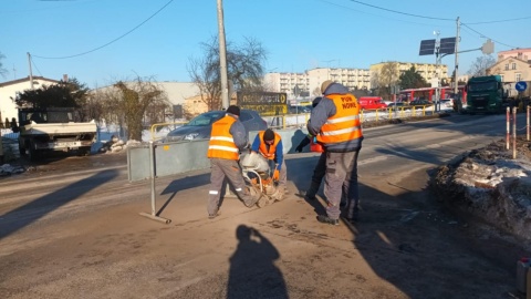 Służby zlokalizowały już miejsce awarii wodociągowej w Nowem/ Fot. Monika Siwak