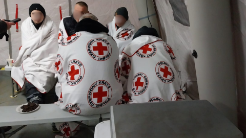 Służby zadbały o schronienie dla potrzebujących. Był m.in. namiot grzewczy oraz autobus/fot. Marcin Kupczyk