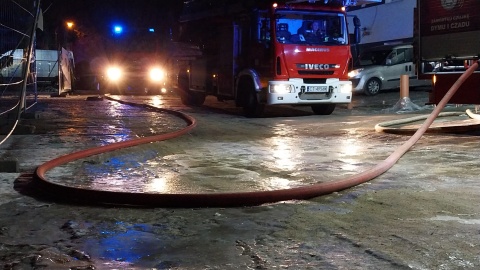 Służby zadbały o schronienie dla potrzebujących. Był m.in. namiot grzewczy oraz autobus/fot. Marcin Kupczyk
