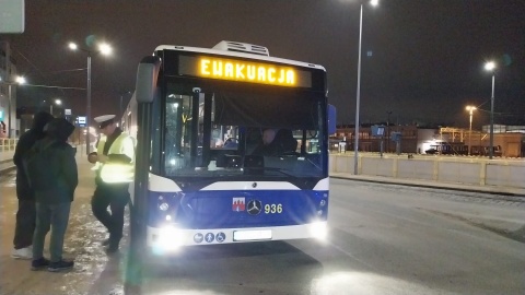 Służby zadbały o schronienie dla potrzebujących. Był m.in. namiot grzewczy oraz autobus/fot. Marcin Kupczyk