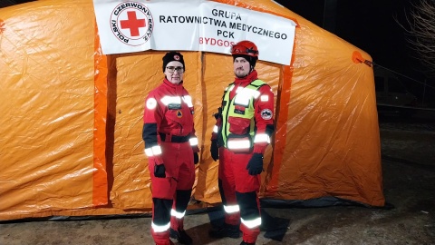 Służby zadbały o schronienie dla potrzebujących. Był m.in. namiot grzewczy oraz autobus/fot. Marcin Kupczyk