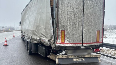 Dwie ciężarówki zderzyły się przy bramkach na A1. / Fot. OSP Złotoria