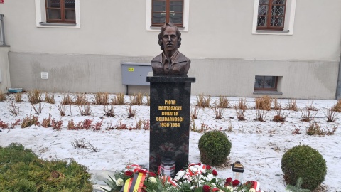 Pod popiersiem Piotra Bartoszcze w Inowrocławiu złożono kwiaty. / Fot. Marcin Glapiak