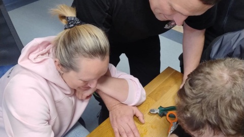 Strażacy z Jednostki Ratowniczko-Gaśniczej nr 2 przy ul. Produkcyjnej w Fordonie uratowali palec kosztem obrączki/ Fot. KM PSP Bydgoszcz