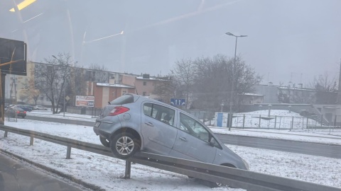 Auto zawisło na przydrożnej barierce w Bydgoszczy/ Fot. Bydgoski Fyrtel, Facebook