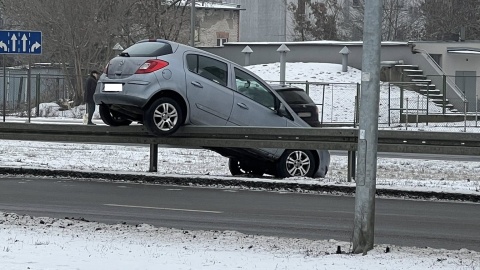 Auto zawisło na przydrożnej barierce w Bydgoszczy/ Fot. Dariusz Iroński, Facebook