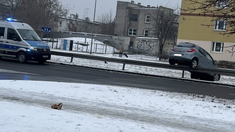 Auto zawisło na przydrożnej barierce w Bydgoszczy/ Fot. Dariusz Iroński, Facebook