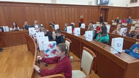 Dzieci i młodzież z Węgierska z wizytą u marszałka Piotra Całbeckiego/fot. Monika Kaczyńska