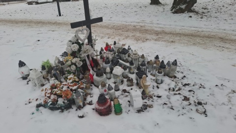 W miejscu tragedii stanął drewniany krzyż, a mieszkańcy do dziś przynoszą tam kwiaty i zapalają znicze/fot. Robert Duliński