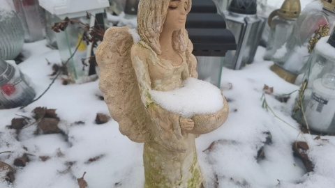 W miejscu tragedii stanął drewniany krzyż, a mieszkańcy do dziś przynoszą tam kwiaty i zapalają znicze/fot. Robert Duliński