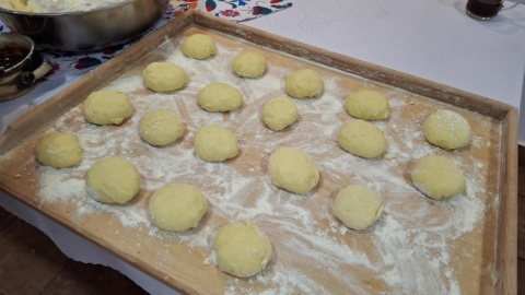 Ziemniaczane pączki w Sulnowie już w przeddzień Tłustego Czwartku smażyła pani Ula z tamtejszego koła gospodyń wiejskich/ Fot. Marcin Doliński