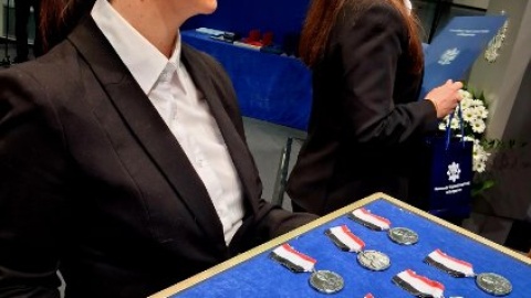 Podczas uroczystości zasłużeni pracownicy odebrali odznaczenia i gratulacje. / Fot. Dorota Witt