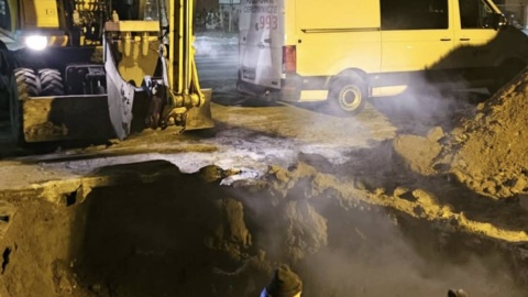 W poniedziałek w godzinach popołudniowych pękła ogromna rura z ciepłą wodą, zasilająca znaczną część Włocławka/ Fot. MPEC Włocławek