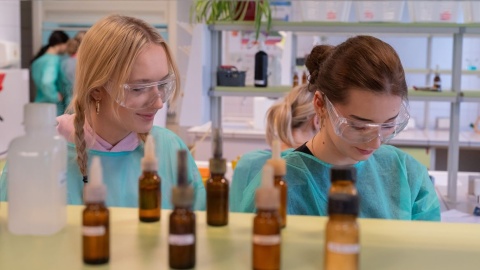 To VIII edycja Praktycznych warsztatów dla uczniów szkół ponadpodstawowych na Wydziale Farmaceutycznym Collegium Medicum w Bydgoszczy UMK/ Fot. CM UMK