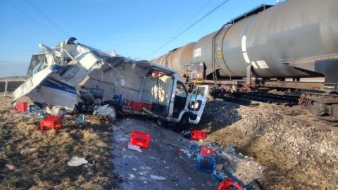 Auto dostawcze zderzyło się z pociągiem towarowym relacji Gdańsk-Koluszki/fot. KM PSP Radziejów