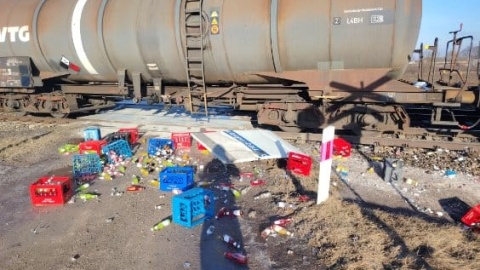 Auto dostawcze zderzyło się z pociągiem towarowym relacji Gdańsk-Koluszki/fot. KM PSP Radziejów