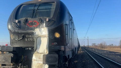 Auto dostawcze zderzyło się z pociągiem towarowym relacji Gdańsk-Koluszki/fot. KM PSP Radziejów