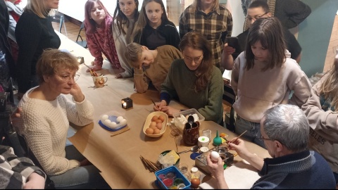 Warsztaty prowadził fotografik, pisankarz i właściciel kolekcji pisanek Arkadiusz Belica/fot. Monika Kaczyńska