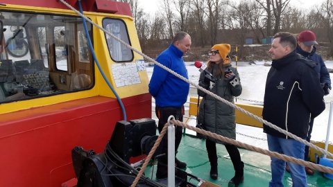 Dziennikarka PR PiK Tatiana Adonis rozmawia z załogą lodołamacza/fot. Henryk Żyłkowski