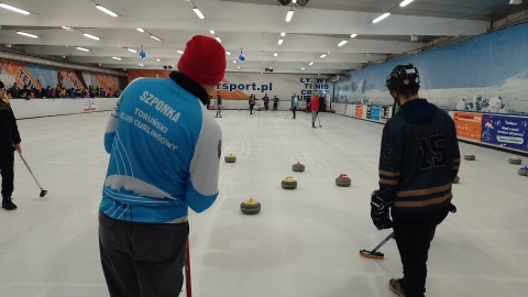 Na lodowisku Mentor w Toruniu odbyła się Świąteczna Bitwa Gwiazd - charytatywny turniej curlingowy/ Fot. Michał Zaręba