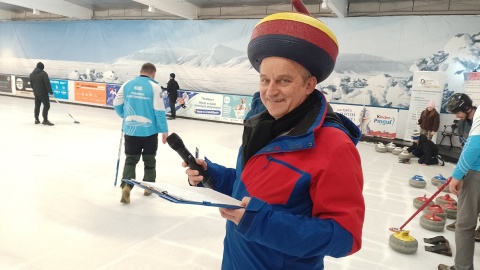 Na lodowisku Mentor w Toruniu odbyła się Świąteczna Bitwa Gwiazd - charytatywny turniej curlingowy/ Fot. Michał Zaręba