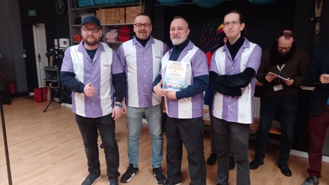 Na lodowisku Mentor w Toruniu odbyła się Świąteczna Bitwa Gwiazd - charytatywny turniej curlingowy/ Fot. Michał Zaręba