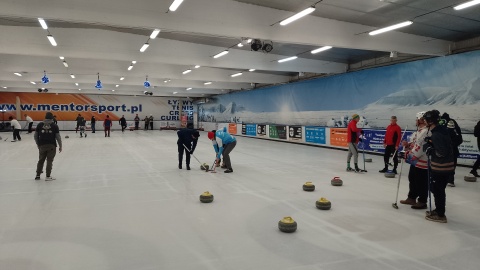 Na lodowisku Mentor w Toruniu odbyła się Świąteczna Bitwa Gwiazd - charytatywny turniej curlingowy/ Fot. Michał Zaręba