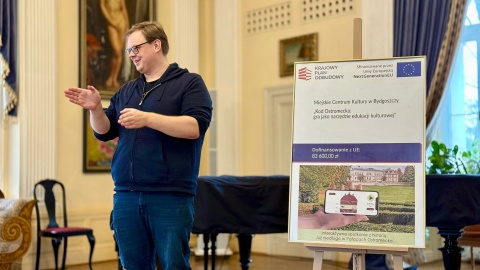 Podczas gry każdy zobaczy w swoim telefonie pałacowe wnętrza i park oraz wysłucha wskazówek przewodnika/Fot. Izabela Langner