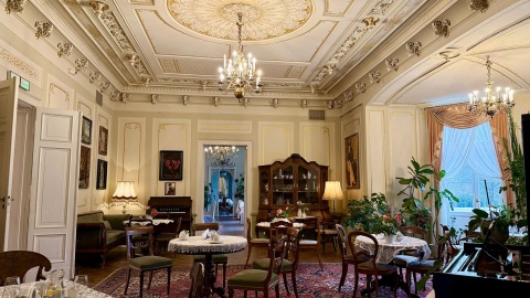 Podczas gry każdy zobaczy w swoim telefonie pałacowe wnętrza i park oraz wysłucha wskazówek przewodnika/Fot. Izabela Langner