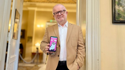 Podczas gry każdy zobaczy w swoim telefonie pałacowe wnętrza i park oraz wysłucha wskazówek przewodnika/Fot. Izabela Langner