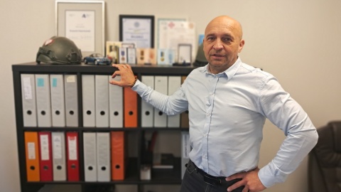 Krzysztof Szperkowski - prezes Fundacji Polskiej, w tle dyplomy i podziękowania za pomoc dla Ukrainy/fot. Magdalena Gill