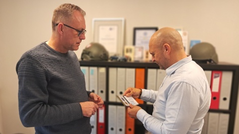 Ojciec Marek Myśliński (z lewej) i Krzysztof Szperkowski, prezes Fundacji Polskiej/fot. Magdalena Gill