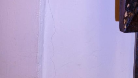 Spękania przy ul. Wileńskiej 6/fot. Mirosława Chmara