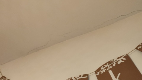 Spękania przy ul. Wileńskiej 6/fot. Mirosława Chmara