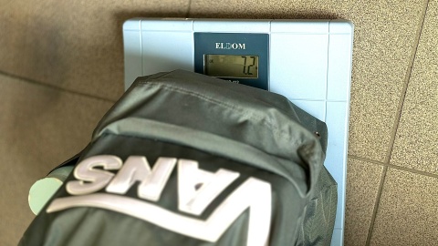 Ważenie plecaków odbyło się w w bydgoskiej SP przy ulicy Karłowicza. / Fot. Izabela Langner