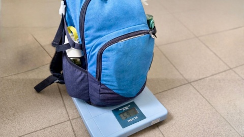 Ważenie plecaków odbyło się w w bydgoskiej SP przy ulicy Karłowicza. / Fot. Izabela Langner